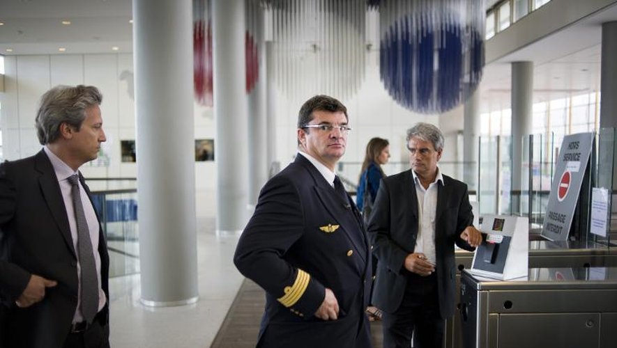 Le vice-président des opérations de vols Air France Eric Schramm (c) le 27 mai 2011 au siège de la compagnie aérienne à Roissy, en banlieue nord de Paris, après la publication du rapport d'enquête du BEA sur le crash du vol AF447 Rio-