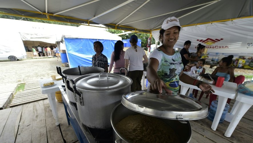Distribution de nourriture dans un camp de sinistrés le 15 mai 2016 à Pedernales en Equateur
