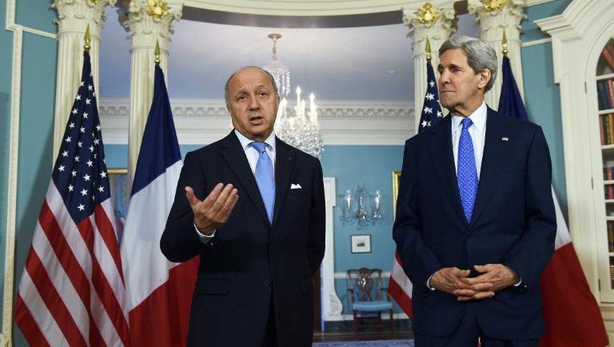 Le ministre français des Affaires étrangères Laurent Fabius (g) à côté du secrétaire d'Etat John Kerry, lors de sa visite à Washington, le 13 mai 2014
