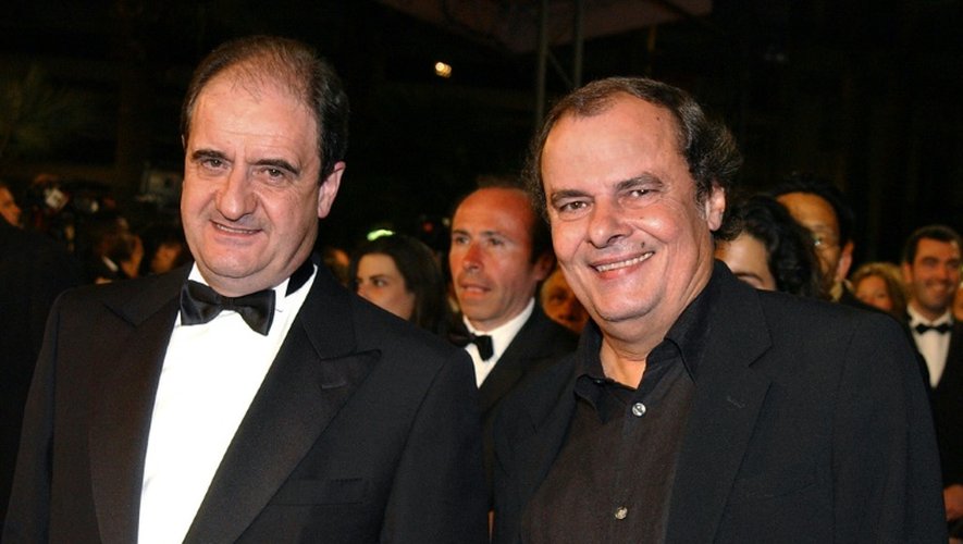 L'ancien président de Canal+ Pierre Lescure (G) et l'ancien directeur des programmes de Canal+, Alain de Greef (D) à leur arrivée au 55ème Festival de Cannes, le 24 mai 2002