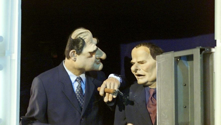 Les marionnettes du PDG de canal+ Pierre Lescure (G) et du directeur des programmes Alain De Greef interviennent lors de la chronique des "Guignols" de l'info de Canal +, le 06 mars 2000 à Paris