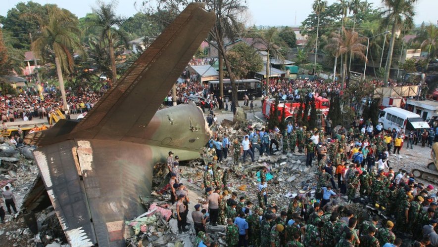 Les débris de l'avion militaire Hercules C-130 qui s'est écrasé à Medan, le 30 juin 2015