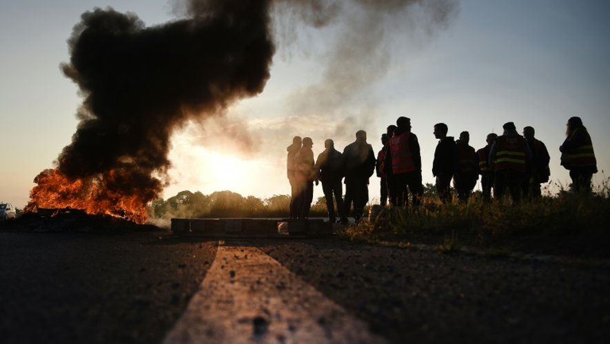 Pneux brûlés par des manifestants le 17 mai 2016 à Donges