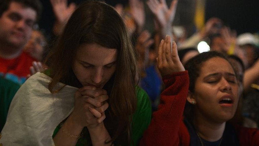 Des jeunes en prière le 27 juillet 2013 sur la place de Copacabana à Rio