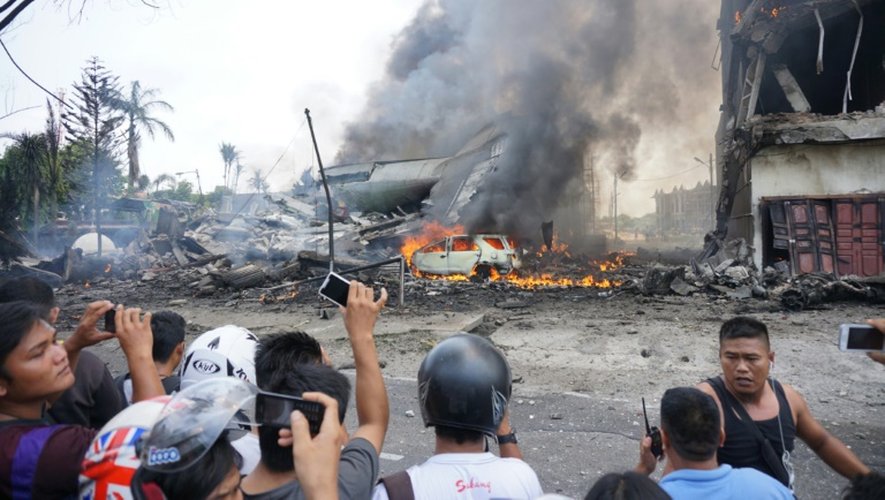 Un avion de transport militaire indonésien qui s'est écrasé peu après son décollage est en feu à Medan, au nord de Sumatra, le 30 juin 2015