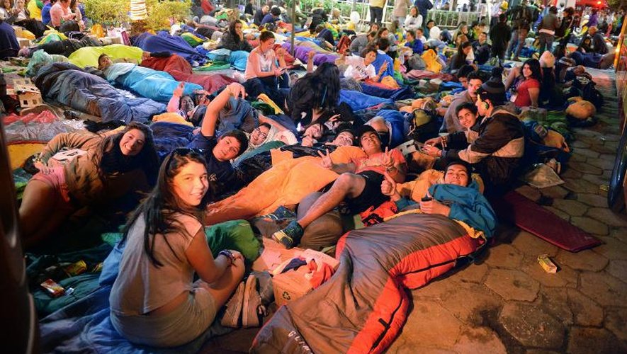 Des jeunes le 27 juillet 2013 sur la plage de Copacabana recouverte de tentes et de sacs de couchage