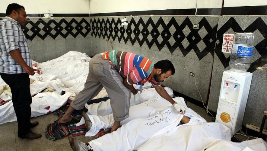 Identifictation des corps des victimes des violences le 27 juillet 2013 dans un hôpital de campagne des islamistes au Caire