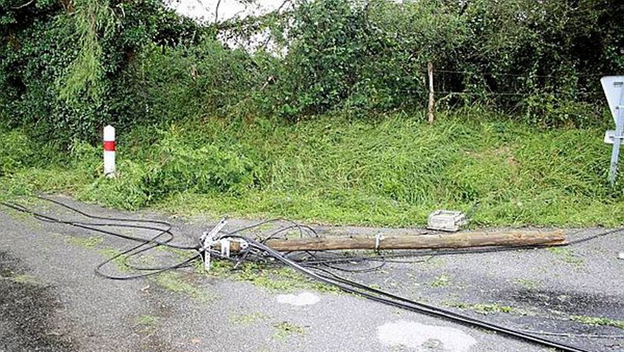 Depuis samedi soir, ErDF tente de rétablir le réseau électrique qui a particulièrement souffert dans l'ouest du département.