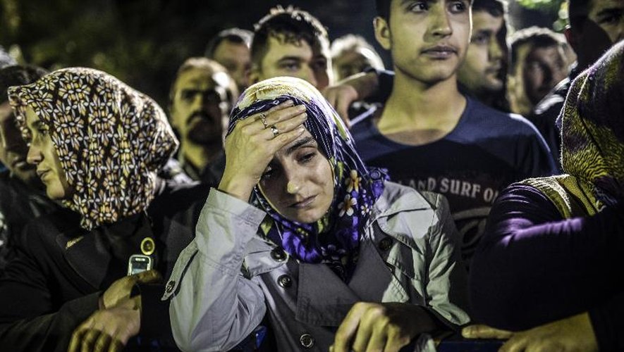 Des centaines de personnes se pressent devant l'hôpital de SOma en Turquie dans l'attente de nouvelles de leurs proches disparus dans l'explosion de la mine le mardi 13 mai 2014