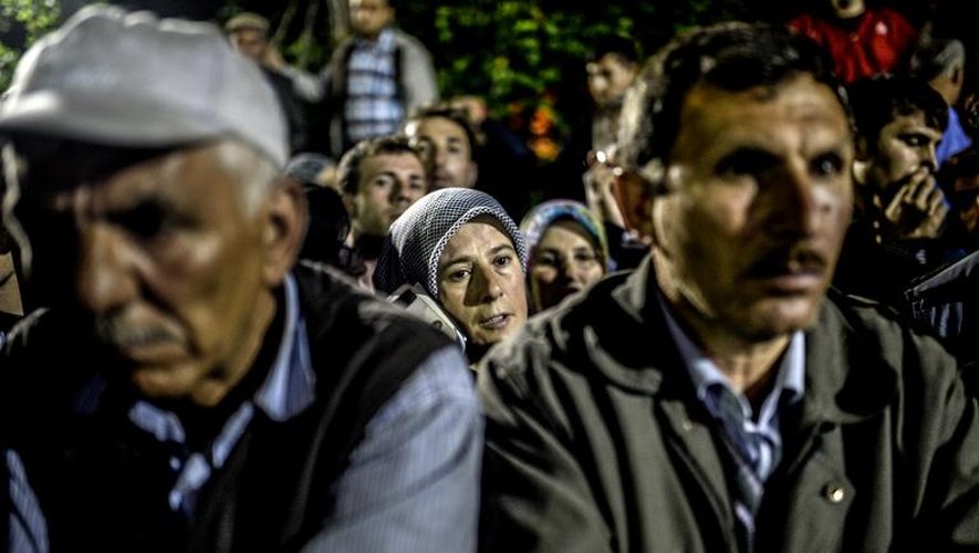 Des centaines de personnes attendent des nouvelles de leurs proches disparus dans l'explosion d'une mine près de Soma en Turquie, le 13 mai 2014