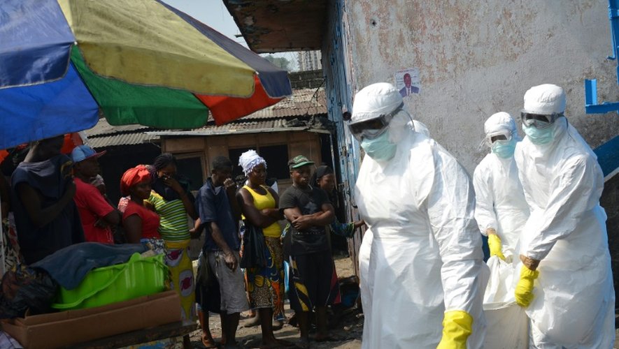 Des employés de la Croix Rouge transportent des corps de victimes d'Ebola, le 5 janvier 2015 à Monrovia au Libéria