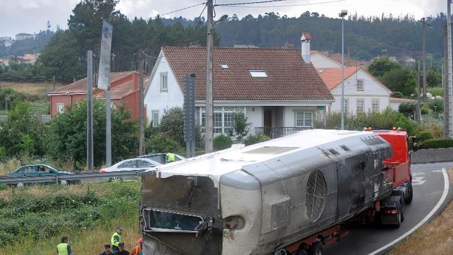 Un wagon du train qui a déraillé, est tiré par un camion le 27 juillet 2013 à Angrois près de Saint-Jacques de Compostelle