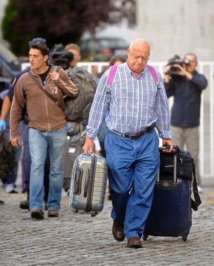 Les bagages des voyageurs sont emportés par des proches le 27 juillet 2012 à Saint-Jacques de Compostelle