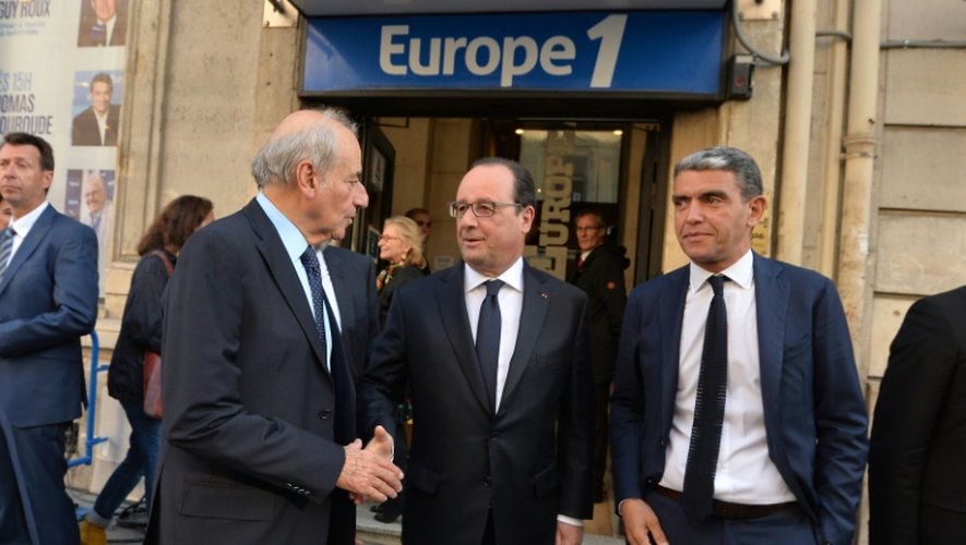 Poignée de mains entre Jean-Pierre Elkabbach et François Hollande à la sortie d'Europe 1, le 17 mai 2016 à Paris