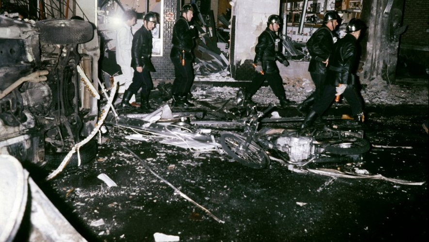 Des pompiers au milieu des décombres le 3 octobre 1980 à la synagogue de la rue Copernic à Paris