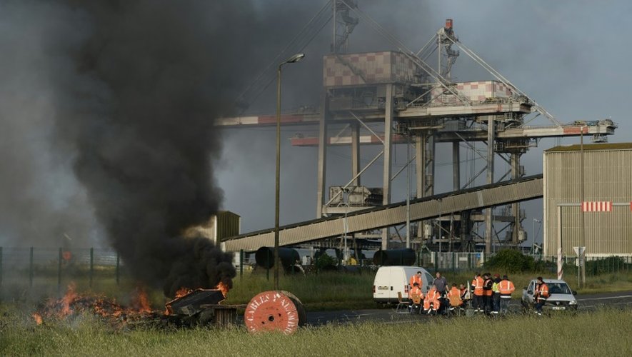 Des grèvistes bloquent le port le 17 mai 2016 à Saint-Nazaire