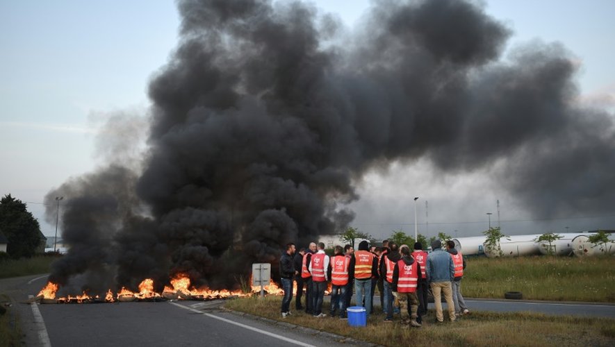Blocage de la raffinerie Total avec des pneux enflammés le 17 mai 2016 à Donges