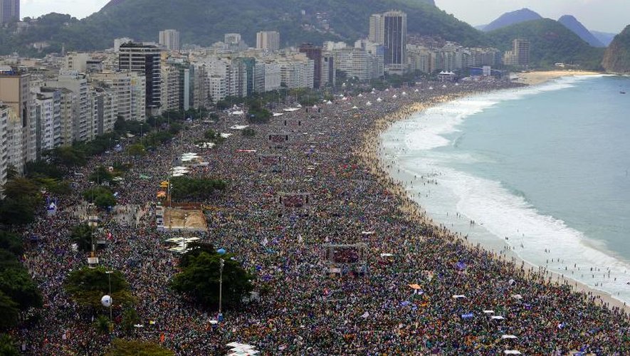 Des centaines de milliers de personnes rassemblées sur la plage de Copacabana pour la messe de clôture des JMJ, le 28 juillet 2013 à Rio de Janeiro