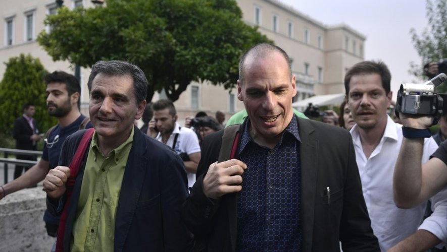 Le ministre grec Yanis Varoufakis (d), le 28 juin 2015 à Athènes