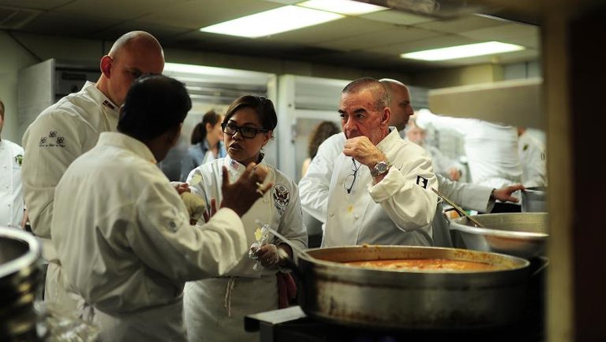 Le chef du président Barack Obama, Cristeta Pasia Comeford (c), prépare un repas destiné à des sans-abris, le 27 juillet 2013 à New York