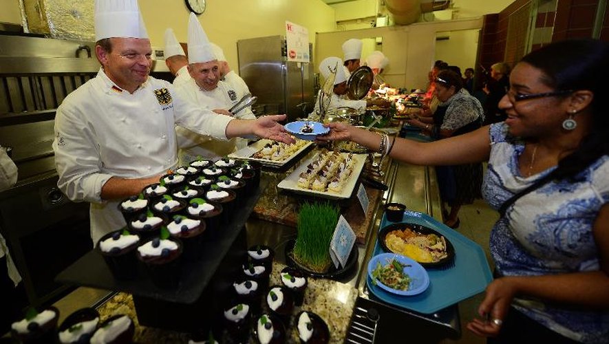 Des chefs cuisiniers servent un repas à des sans-abris, le 27 juillet 2013 à New York