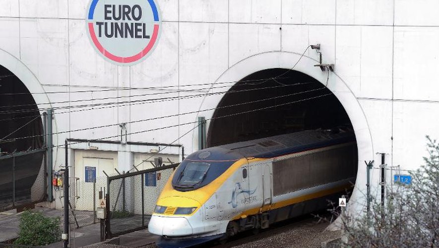 Un Eurostar sort de l'Eurotunnel, le tunnel sous la Manche, entre la France et le Royaume-uni, le 10 avril 2014 à Coquelles (Pas-de-Calais)