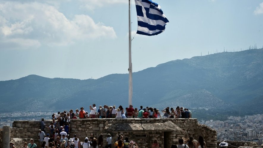 Le drapeau grec sur l'Acropole à Athènes, le 30 juin 2015
