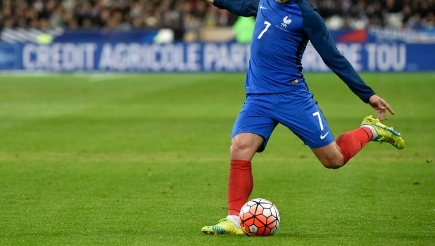 L'attaquant de l'équipe de France Antoine Griezmann dégage le ballon lors du match amical face à la Russie au Stade de France, le 29 mars 2016