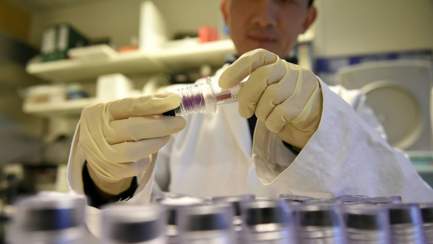 Un technicien manipule un échantillon de sang au laboratoire andidopage de Châtenay-Malabry (Hauts-de-Seine), le 15 décembre 2015