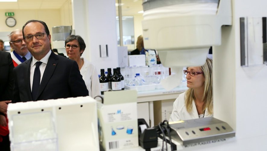 Visite du président François Hollande dans un laboratoire de fabrication de médicaments antidouleurs, le 17 mai 2016 au Grand-Quevilly près de Rouen