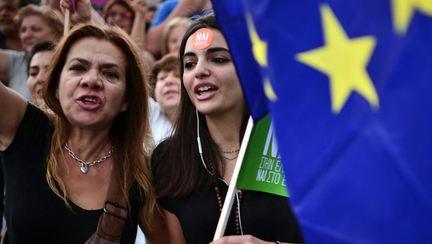 Des manifestants pro-Europe devant le Parlement à Athènes, le 30 juin 2015
