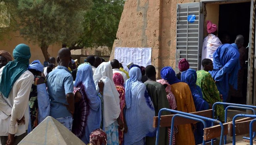 Des Maliens font la queue devant un bureau de vote, le 28 juillet 2013 à Tombouctou
