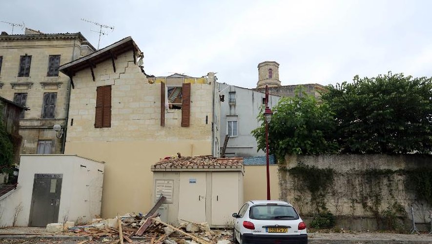 Vue prise le 27 juillet 2013 d'une maison endommagée après la chute du toit d'une église à Pauillac, blessant une femme de 70 ans