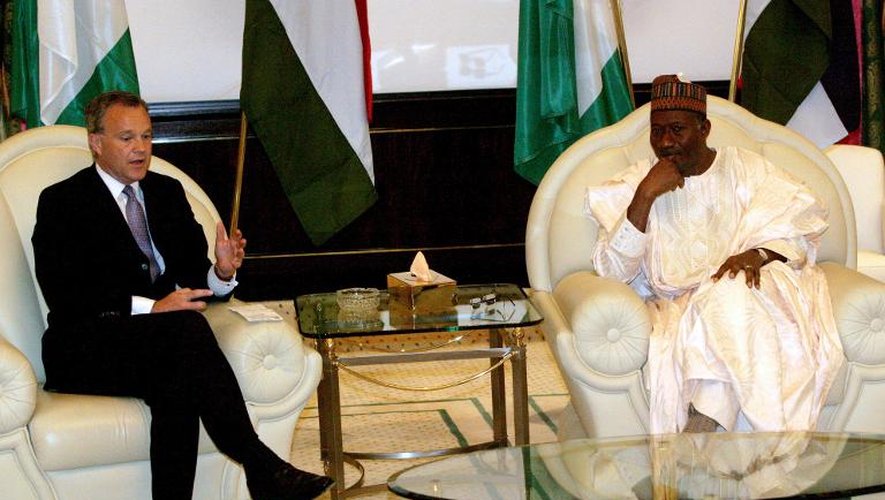 Le président du Nigeria, Goodluck Jonathan (d) et le Haut commissaire britannique pour le Nigeria, Andrew Pocock à Abuja le 14 mai 2014