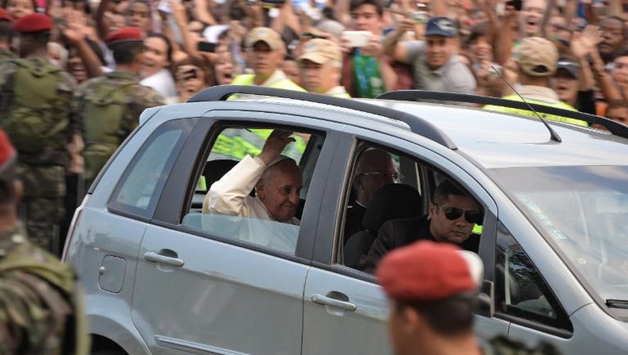 Le pape quitte la plage de Copacabana le 28 juillet 2013 à Rio