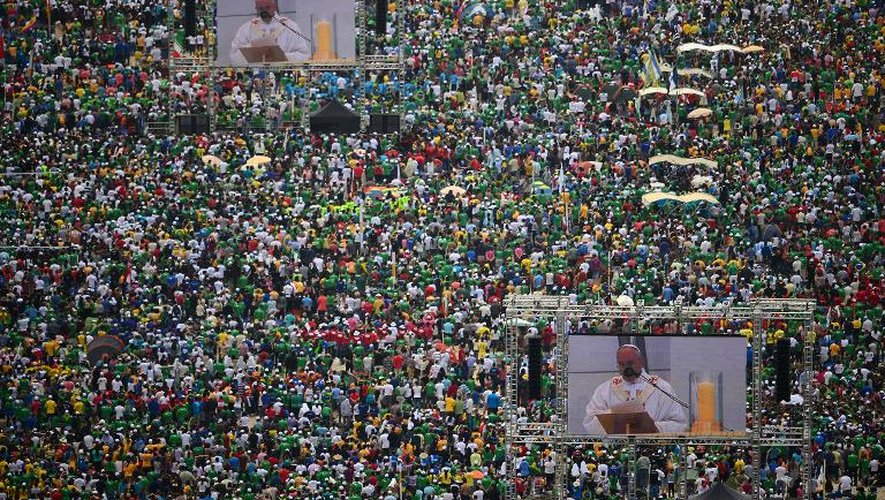 Trois millions de fidèles massés sur la plage de Copacabana lors de la messe de clôture des 28e Journées mondiales de la jeunesse (JMJ) le 28 juillet 2013 à Rio