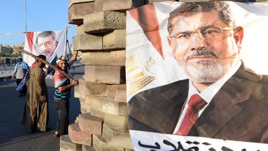 Des partisans des Frères musulmans construisent des barricades à Nasr City, à l'est du Caire, le 28 juillet 2013