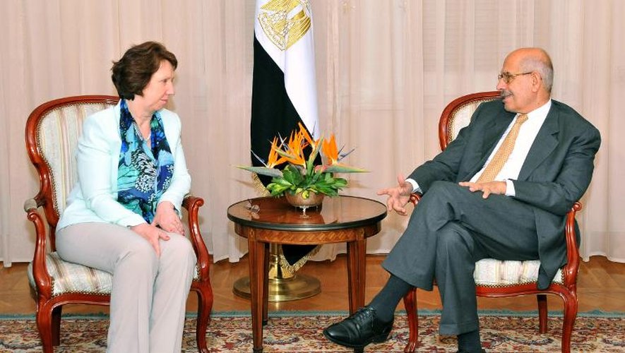 La représentante de la diplomatie de l'Union européenne Catherine Ashton aux côtés du vice-président égyptien Mohamed ElBaradei, lors d'une visite au Caire le 17 juillet 2013