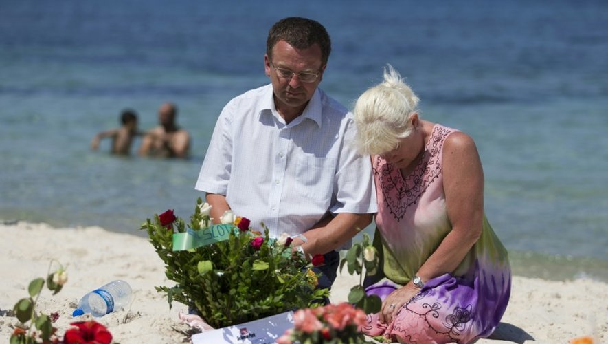 Des touristes se recueillent sur la plage de Sousse le 28 juin 2015 après l'attaque qui a fait  38 morts