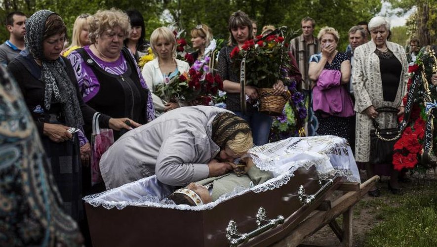 Obsèques d'un ativiste pro-russe le 13 mai 2014 à Krasnoarmeysk dans l'est de l'Ukraine