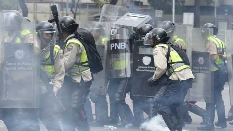 Des heurts entre policiers et protestataires en marge d'une manifestation de l'opposition à Caracas, le 18 mai 2016