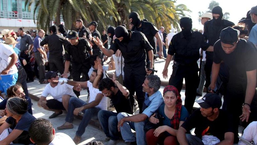 Des manifestants de l'opposition dispersés par la police le 27 juillet 2013 à Tunis