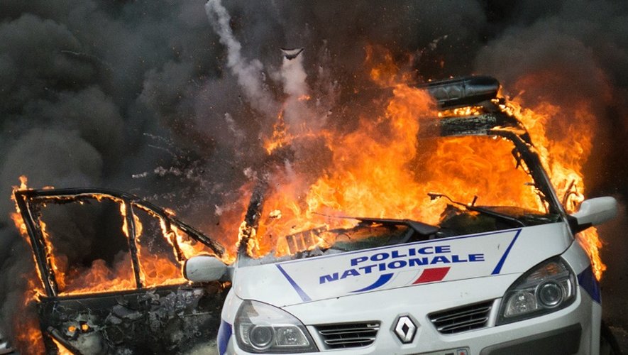 Une voiture de police incendiée par des manifestants anti-police à Paris, le 18 mai 2016