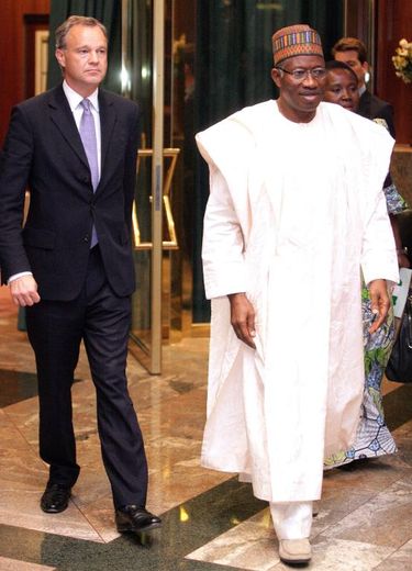 Le ministre britannique Mark Simmonds et le président Goodluck Jonathan le 14 mai 2014 à Abuja