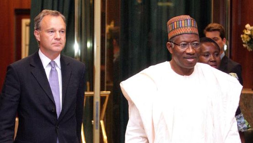 Le ministre britannique Mark Simmonds et le président Goodluck Jonathan le 14 mai 2014 à Abuja
