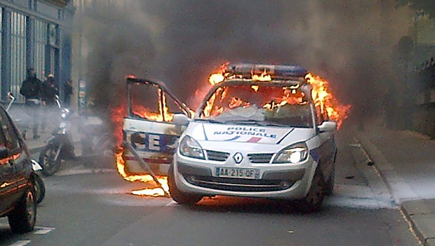 Photo prise par téléphone portable d'une voiture de police incendiée lors d'une contre-manifestation à Paris le 18 mai 2016