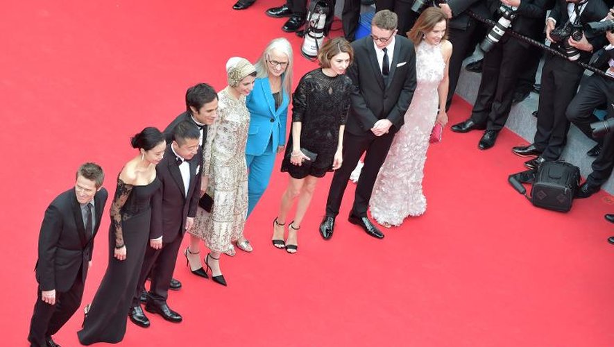 Le jury du festival de cannes autour de la réalisatrice australienne Jane Campion, sa présidente (en bleu), lors de la montée des marches du palais des festivals pour la cérémonie d'ouverture le 14 mai 2014