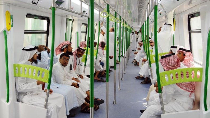 Des Saoudiens empruntent un métro léger à La Mecque le 2 novembre 2010