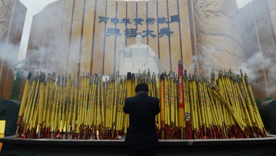 Un homme salue la statue de l'Empereur jaune le 9 avril 2016 lors d'une cérémonie à Xinzheng, en Chine