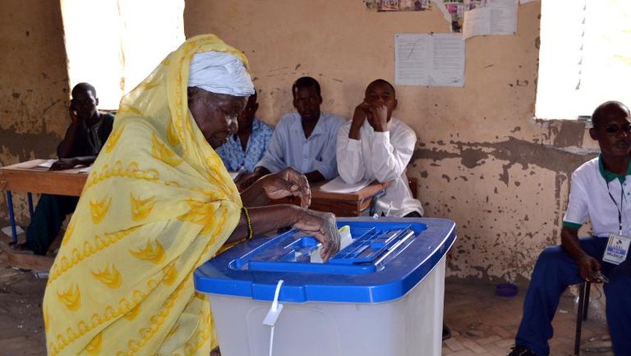 Une Malienne vote le 28 juillet 2013 à Tombouctou